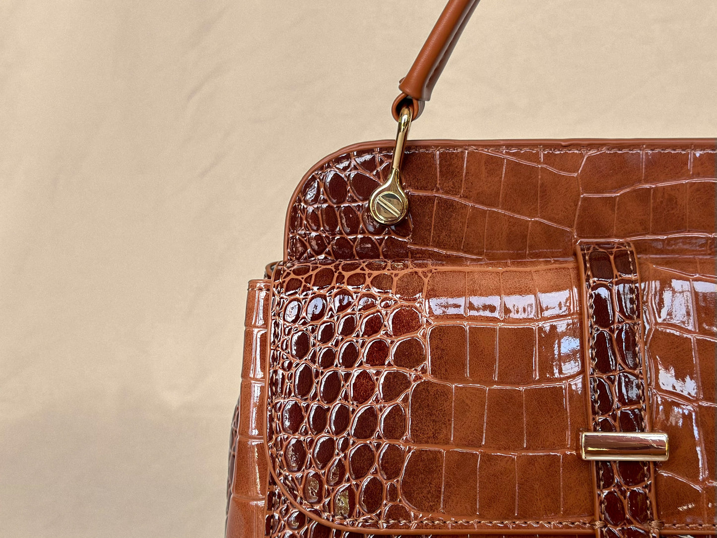 Coffee Brown
Croc-Embossed
Dual-Style Top Handle Bag