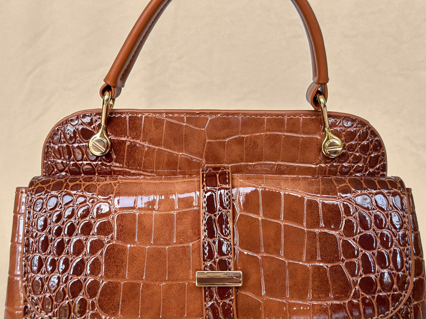 Coffee Brown
Croc-Embossed
Dual-Style Top Handle Bag