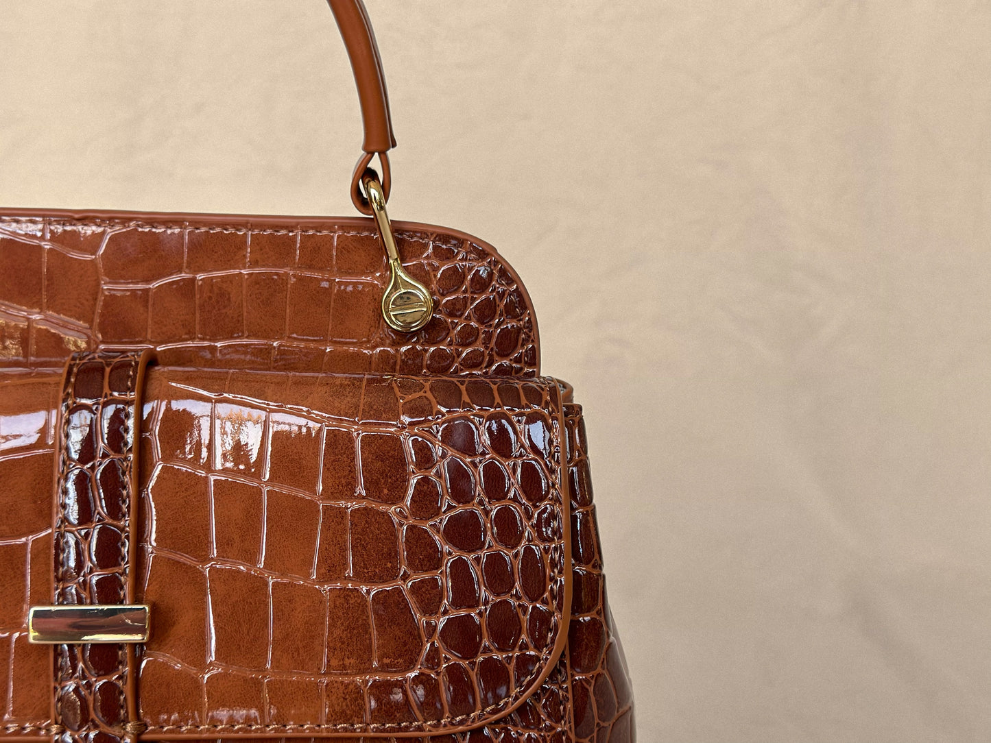Coffee Brown
Croc-Embossed
Dual-Style Top Handle Bag