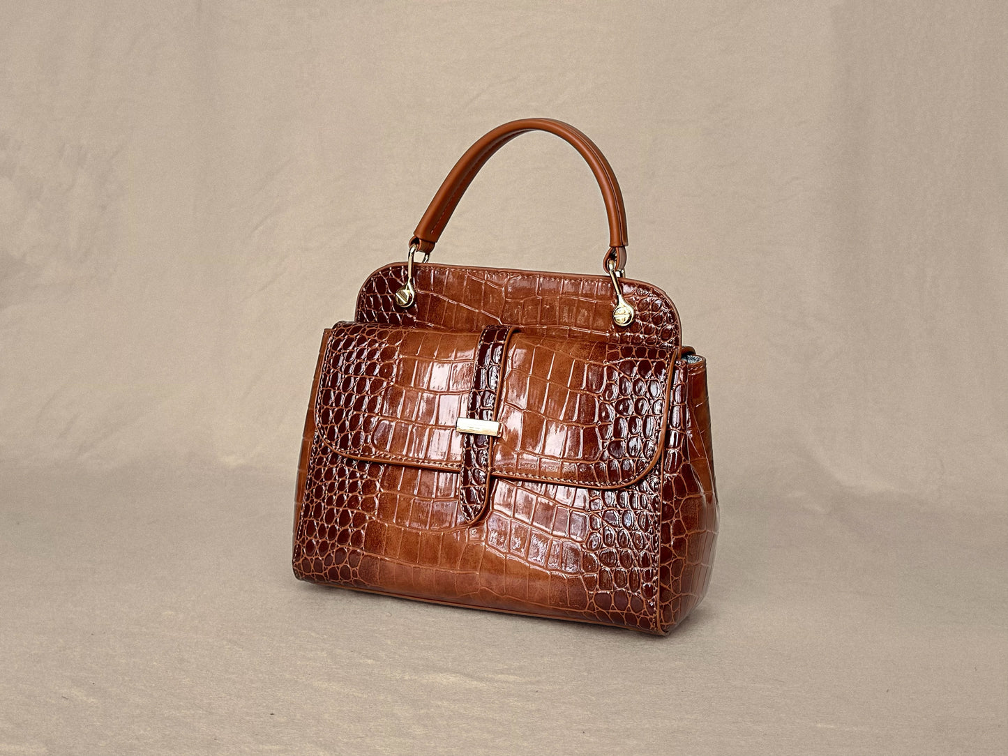 Coffee Brown
Croc-Embossed
Dual-Style Top Handle Bag