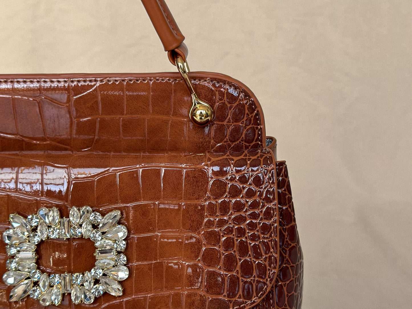 Coffee Brown
Croc-Embossed
Dual-Style Top Handle Bag