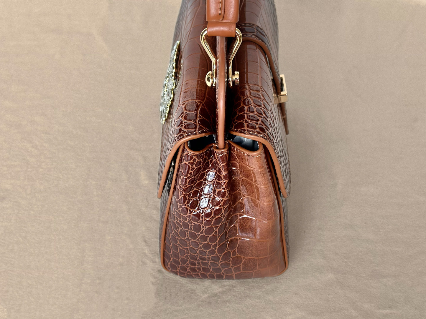 Coffee Brown
Croc-Embossed
Dual-Style Top Handle Bag