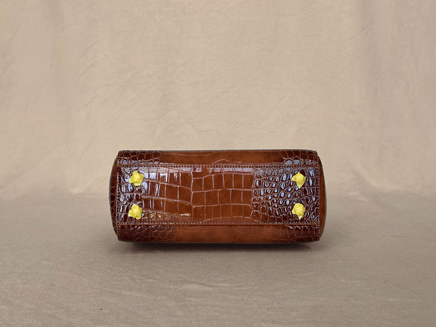 Coffee Brown
Croc-Embossed
Dual-Style Top Handle Bag